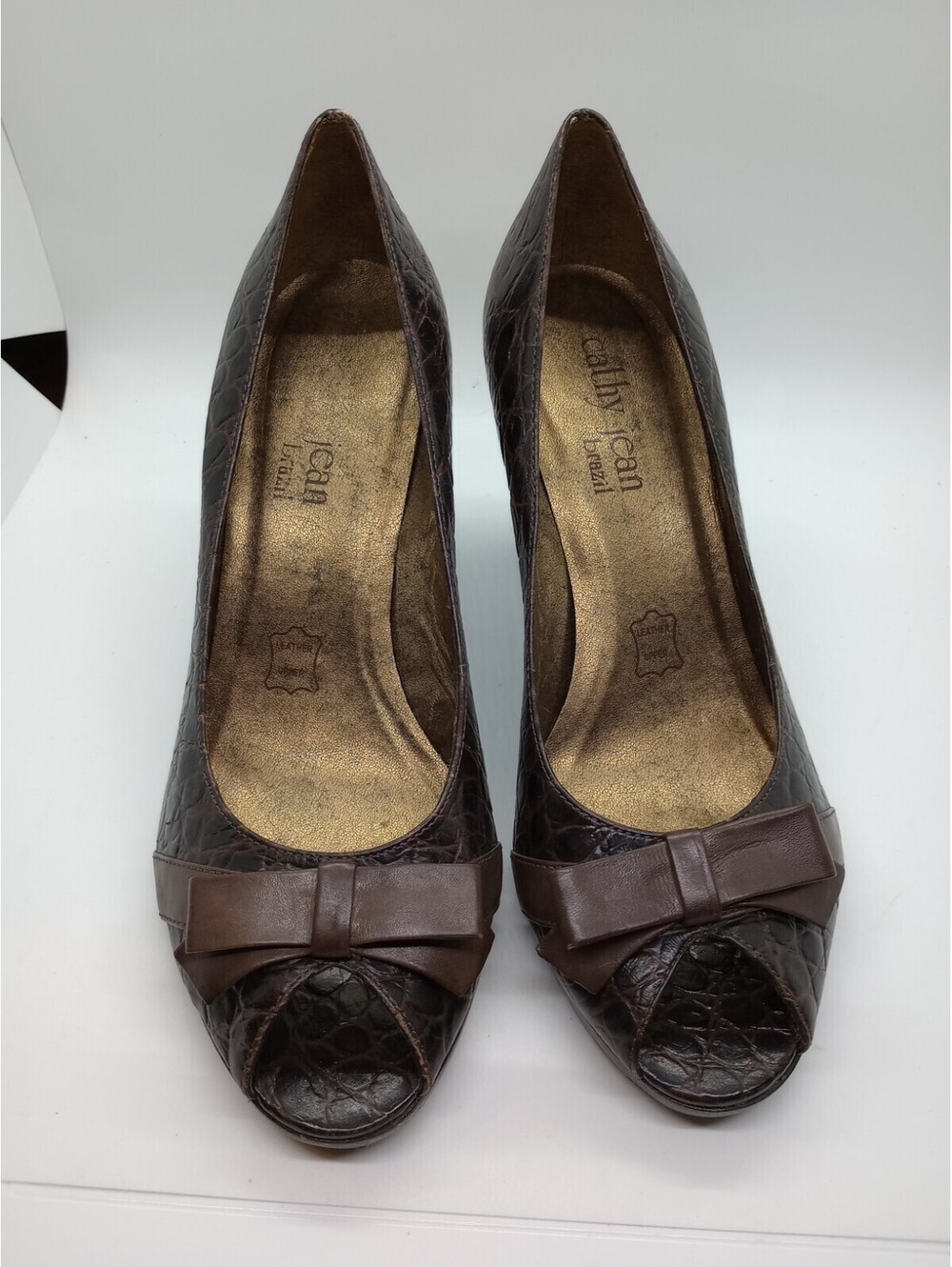 Cathy Jean Brazil Womens Heels Slip On Faux Alligator Bow Sz 7M Brown 201